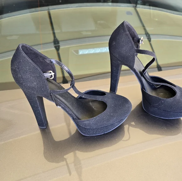 Heels - Picture 2 of 2